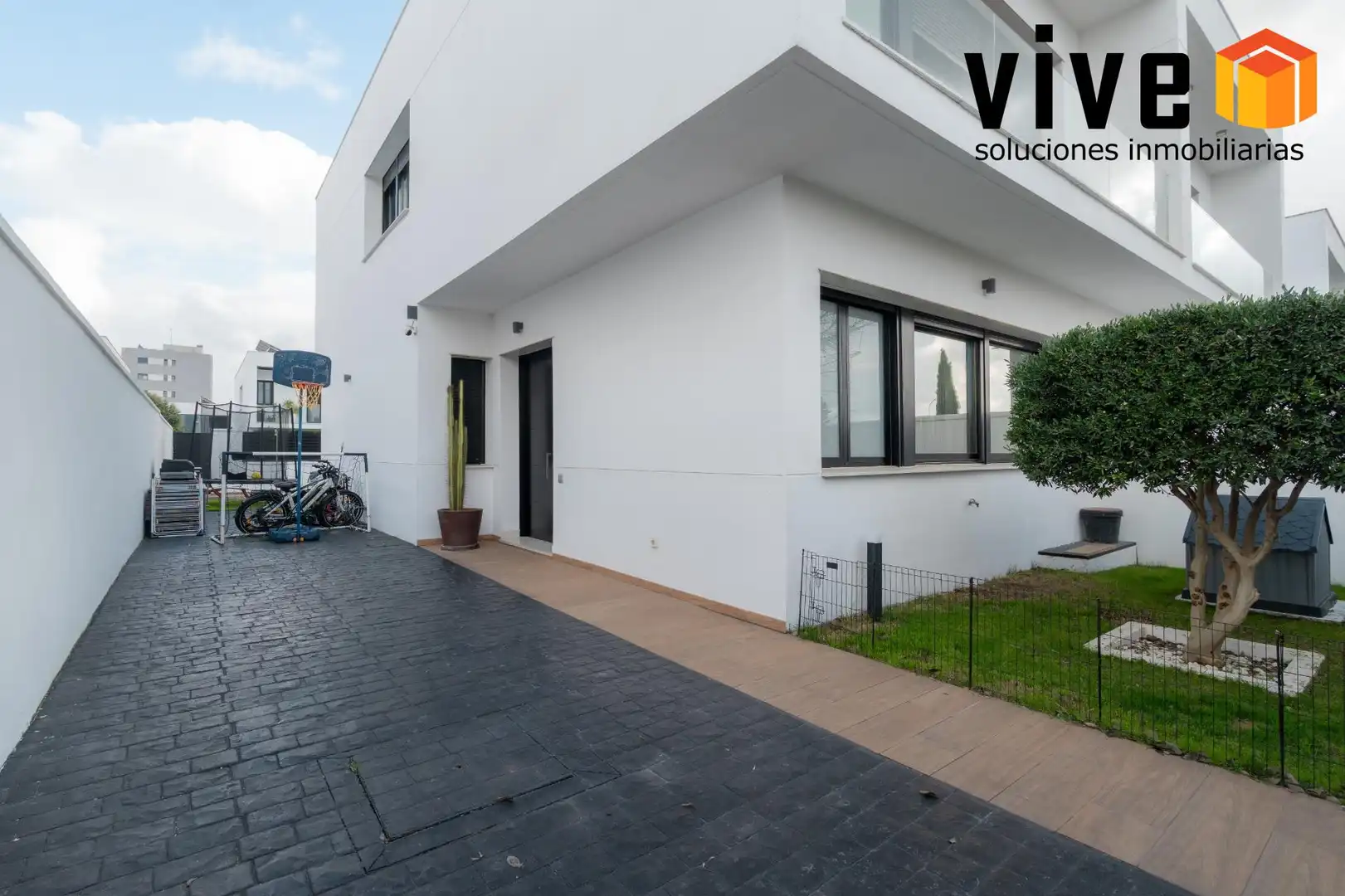 Vista exterior de Casa adosada en venda en Mairena del Aljarafe amb Aire condicionat, Calefacció i Jardí privat