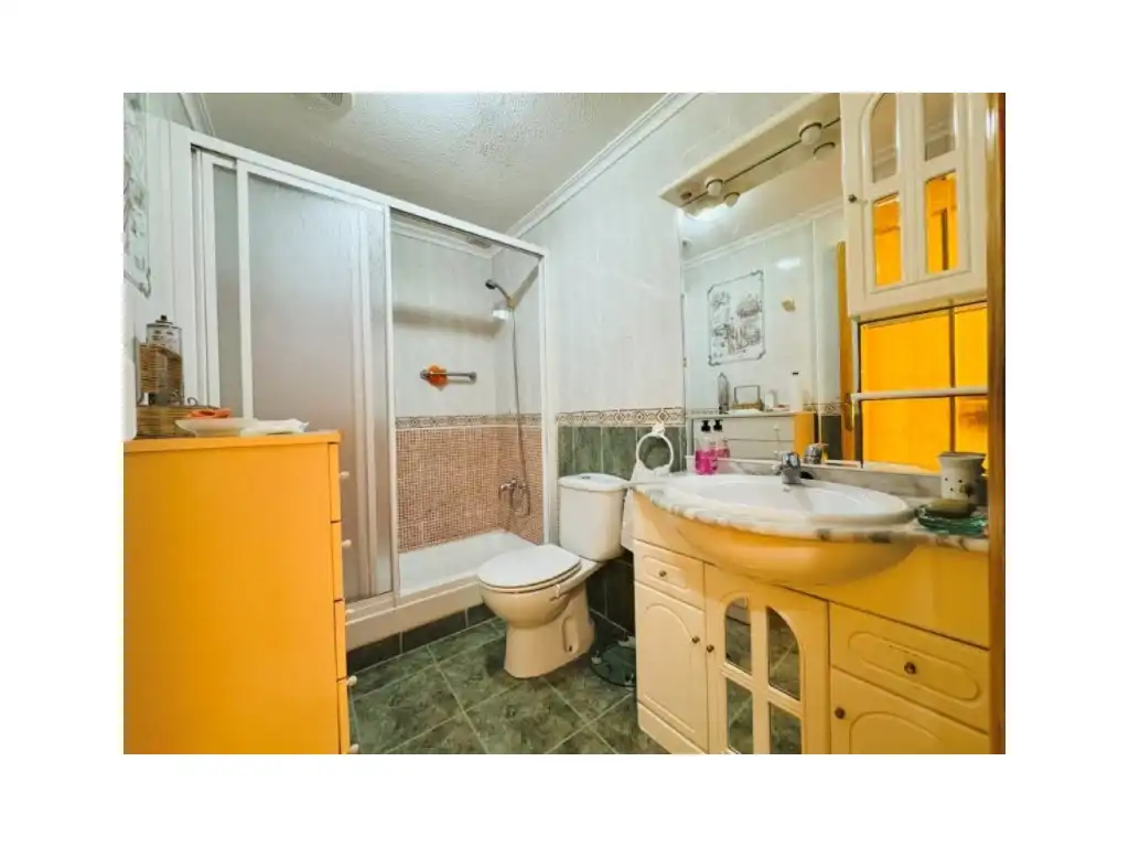 Bany de Apartament en venda en Torrevieja amb Moblat