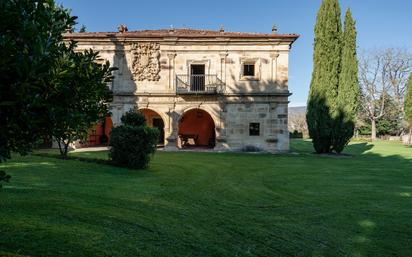 Vista exterior de Casa o xalet en venda en Corvera de Toranzo amb Calefacció, Jardí privat i Balcó