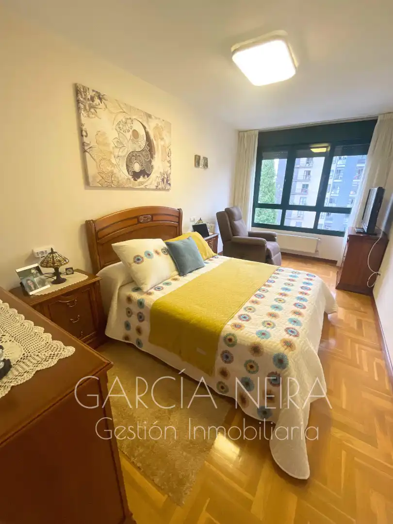 Dormitori de Pis en venda en Oviedo  amb Calefacció, Jardí privat i Parquet