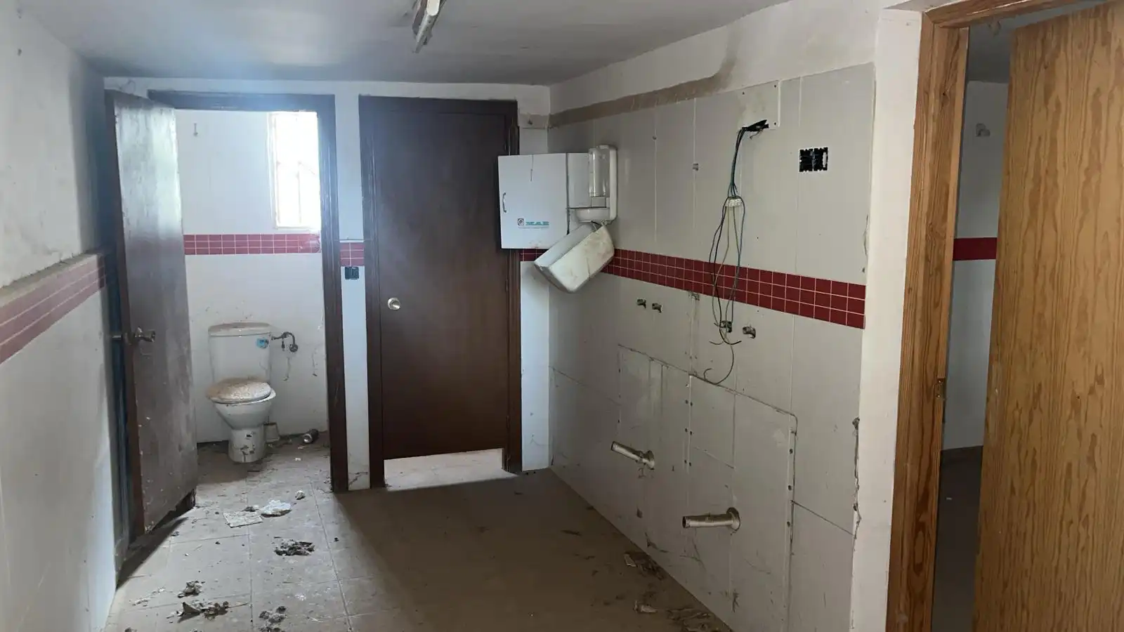 Badezimmer von Fabrikhallen zum Verkauf in Alcañiz