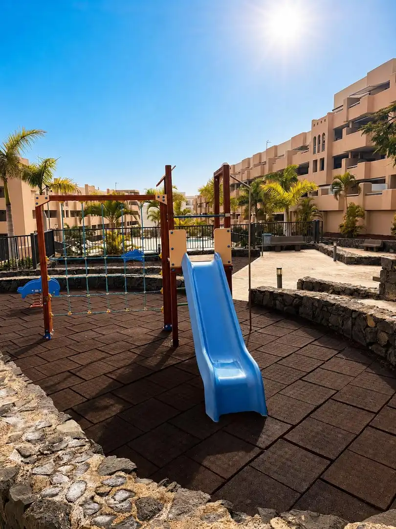 Außenansicht von Wohnungen zur Miete in Adeje mit Privatgarten, Terrasse und Gemeinschaftspool