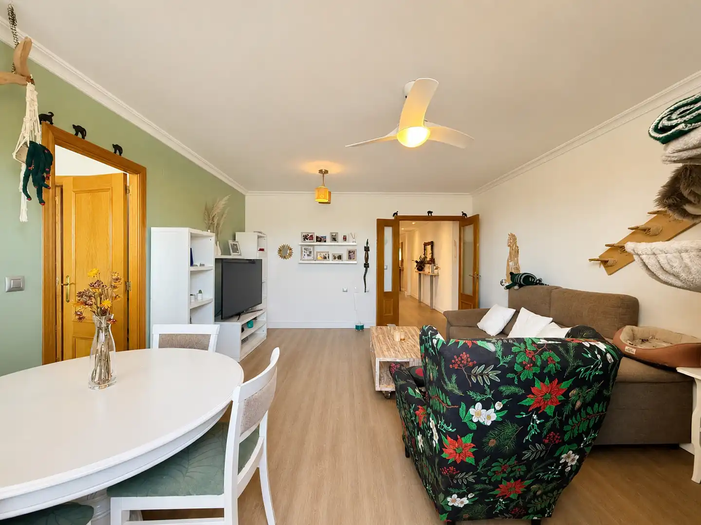 Living room of Flat for sale in La Pobla de Vallbona  with Air Conditioner, Furnished and Oven