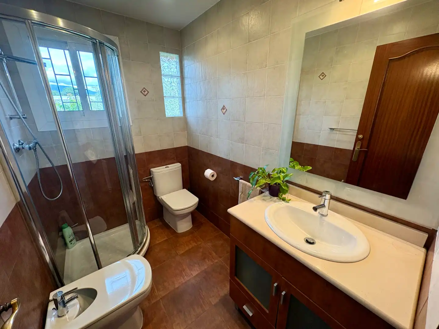 Badezimmer von Haus oder Chalet zum Verkauf in Vallgorguina mit Heizung und Privatgarten