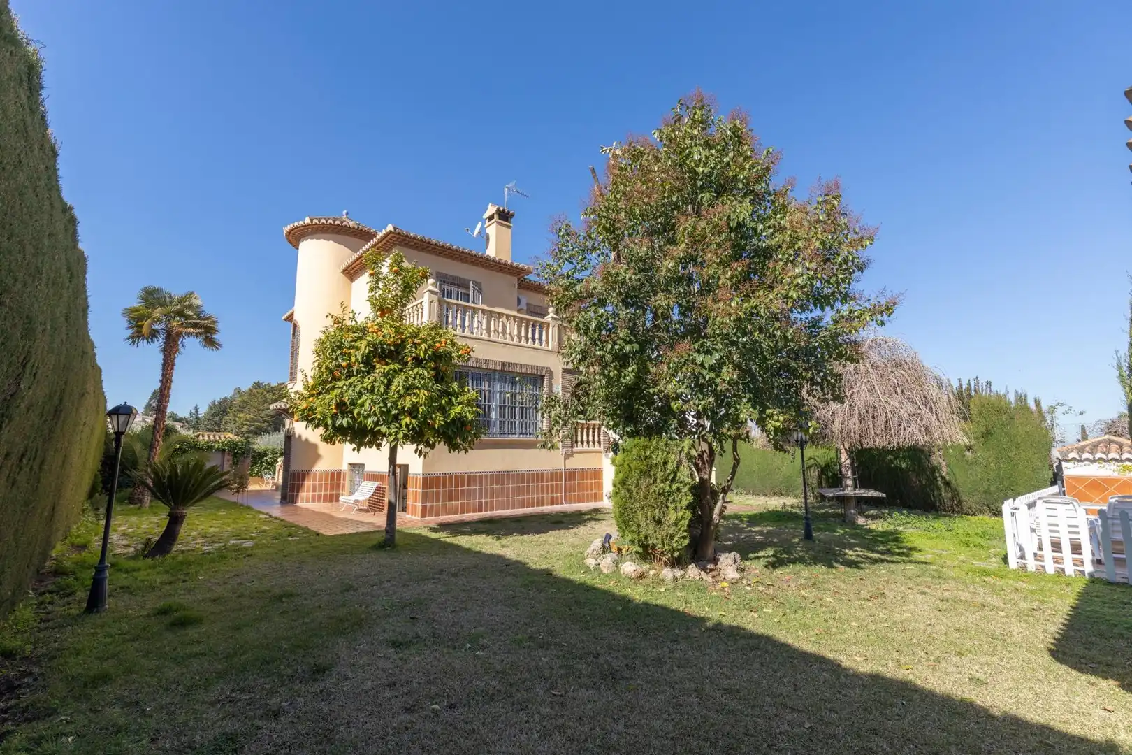 Vista exterior de Casa o xalet en venda en La Zubia amb Aire condicionat, Calefacció i Jardí privat