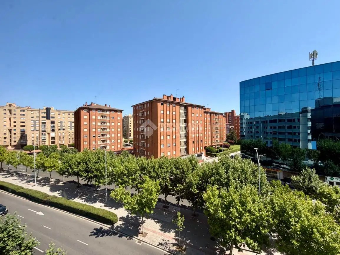 Pis en venda a Av. de los Reyes Leoneses, Las Eras de Renueva
