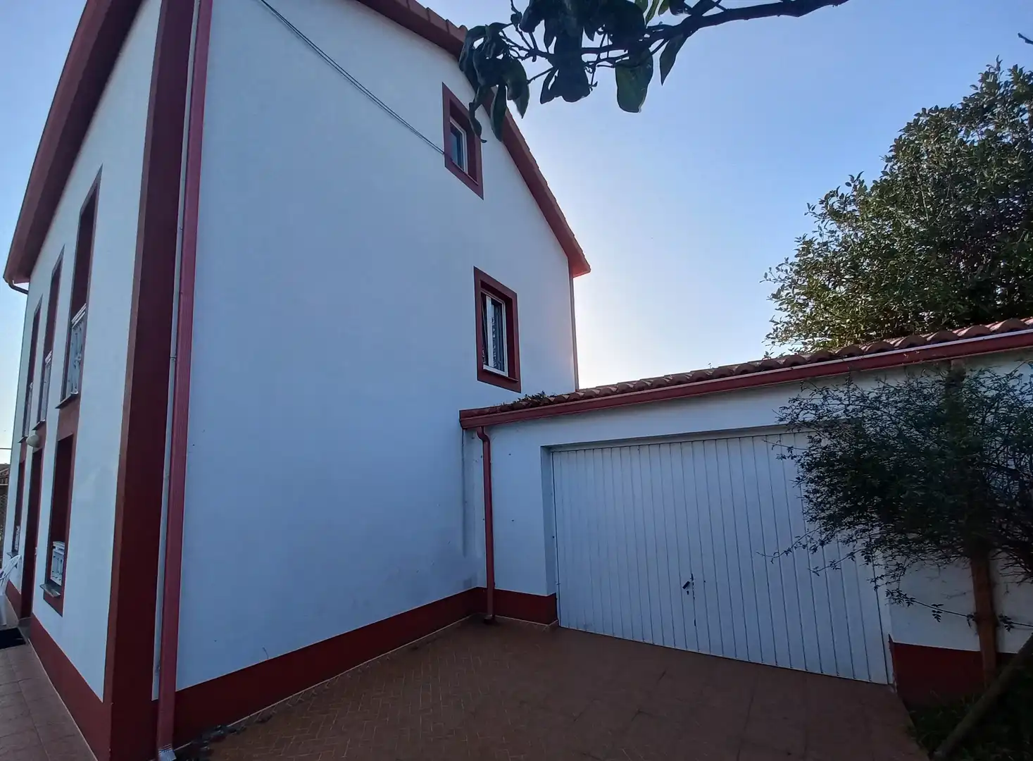 Vista exterior de Casa o xalet en venda en Oleiros amb Parquet, Terrassa i Traster