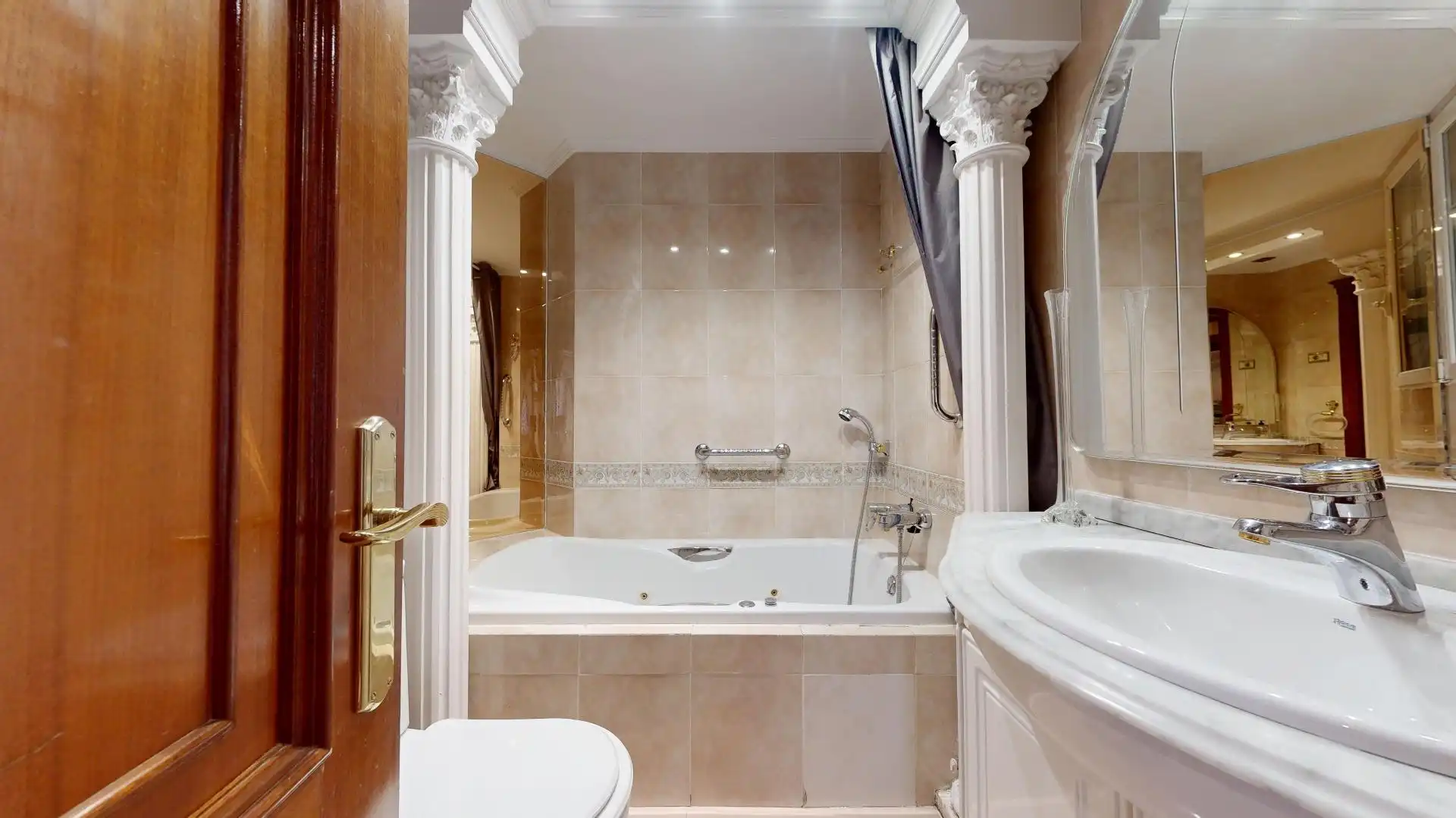Bathroom of Flat for sale in Bilbao   with Heating, Terrace and Balcony