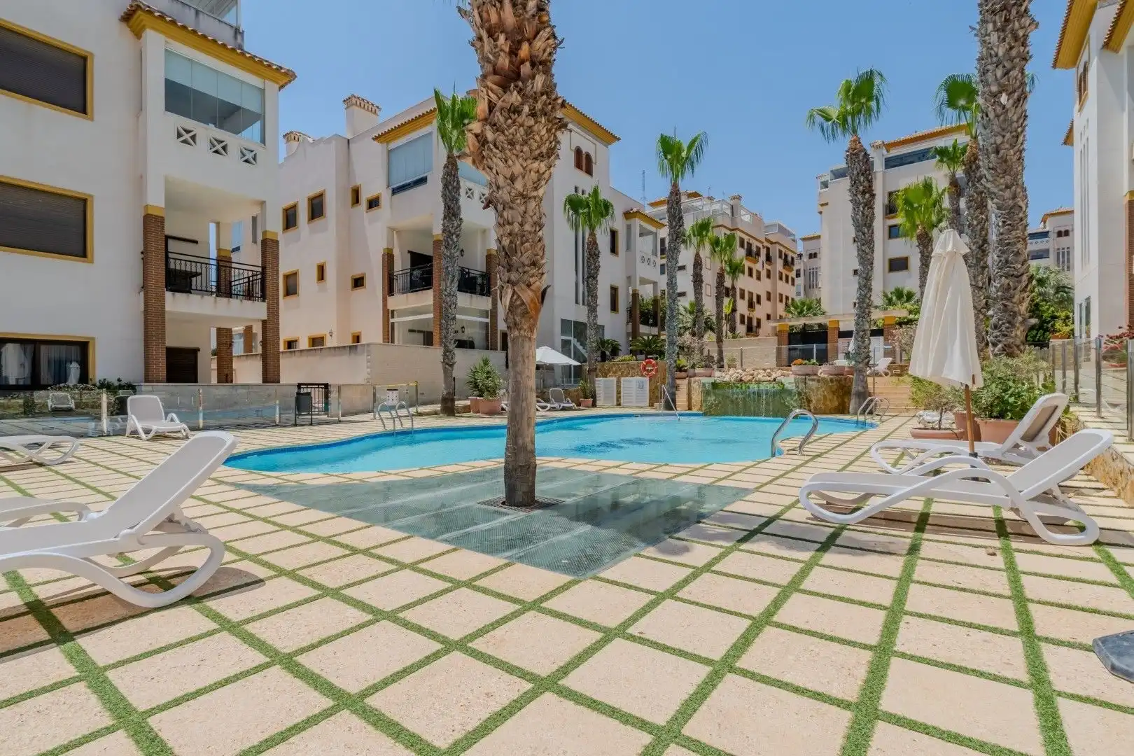 Ground floor with pool for sale in Carrer C. Carcaixent 17