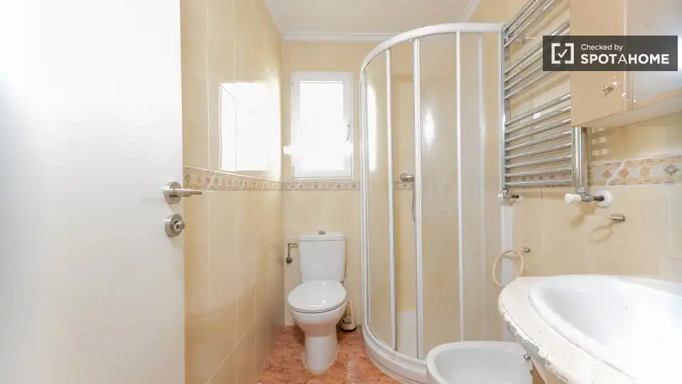 Baño de Piso de alquiler en Valencia con Aire acondicionado, Calefacción y Amueblado