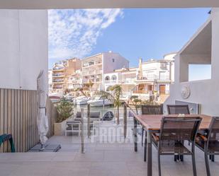 Vista exterior de Casa adosada en venda en Empuriabrava amb Aire condicionat, Calefacció i Terrassa