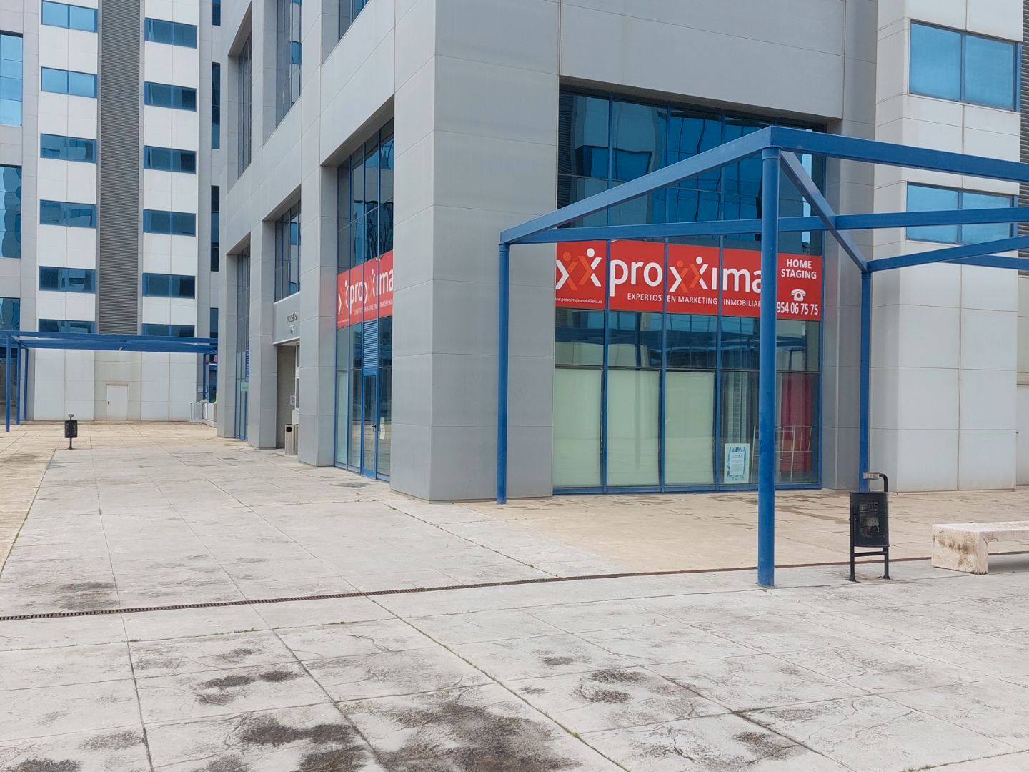 Vista exterior de Local de alquiler en  Sevilla Capital