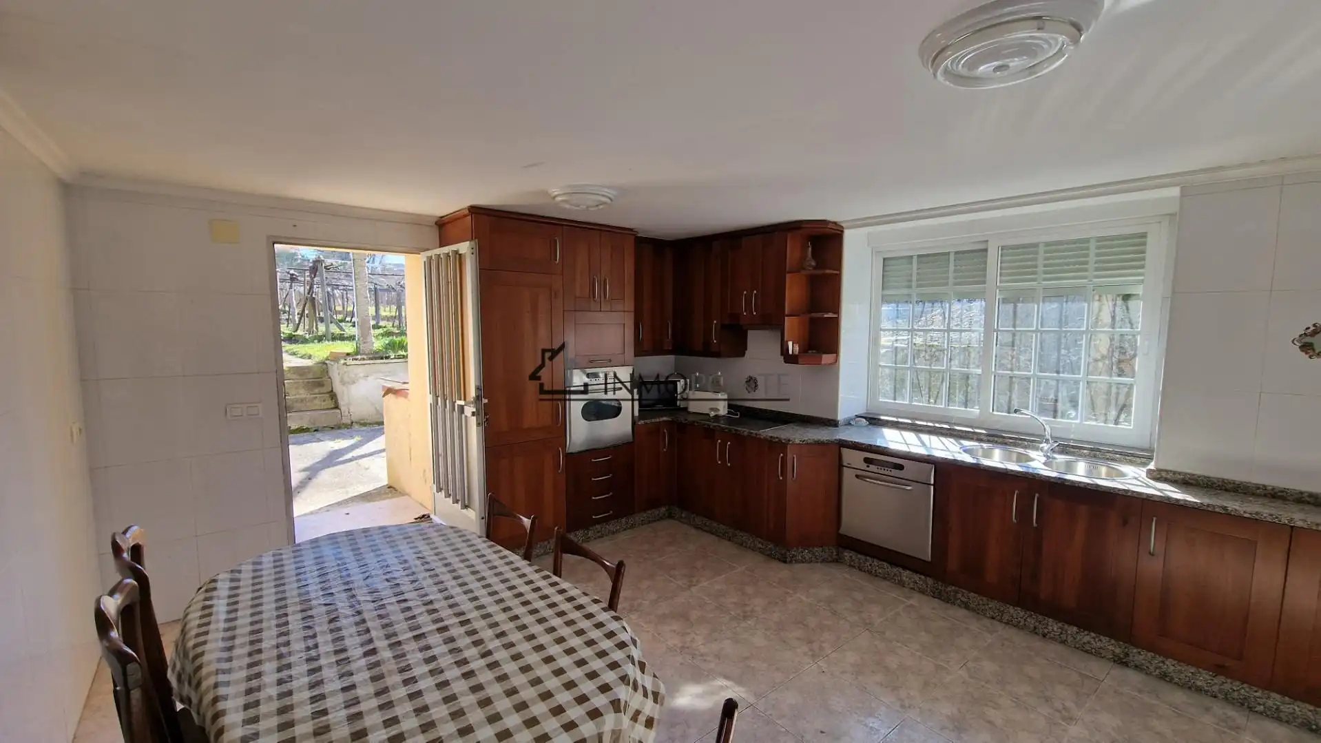 Cuina de Casa o xalet en venda en Pontevedra Capital  amb Jardí privat