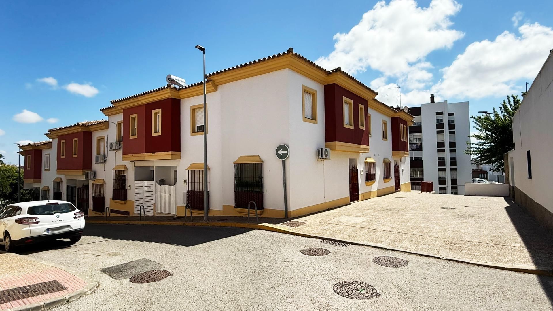 Vista exterior de Casa adosada en venda en Chiclana de la Frontera amb Aire condicionat