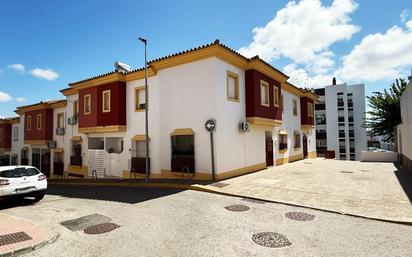 Vista exterior de Casa adosada en venda en Chiclana de la Frontera amb Aire condicionat