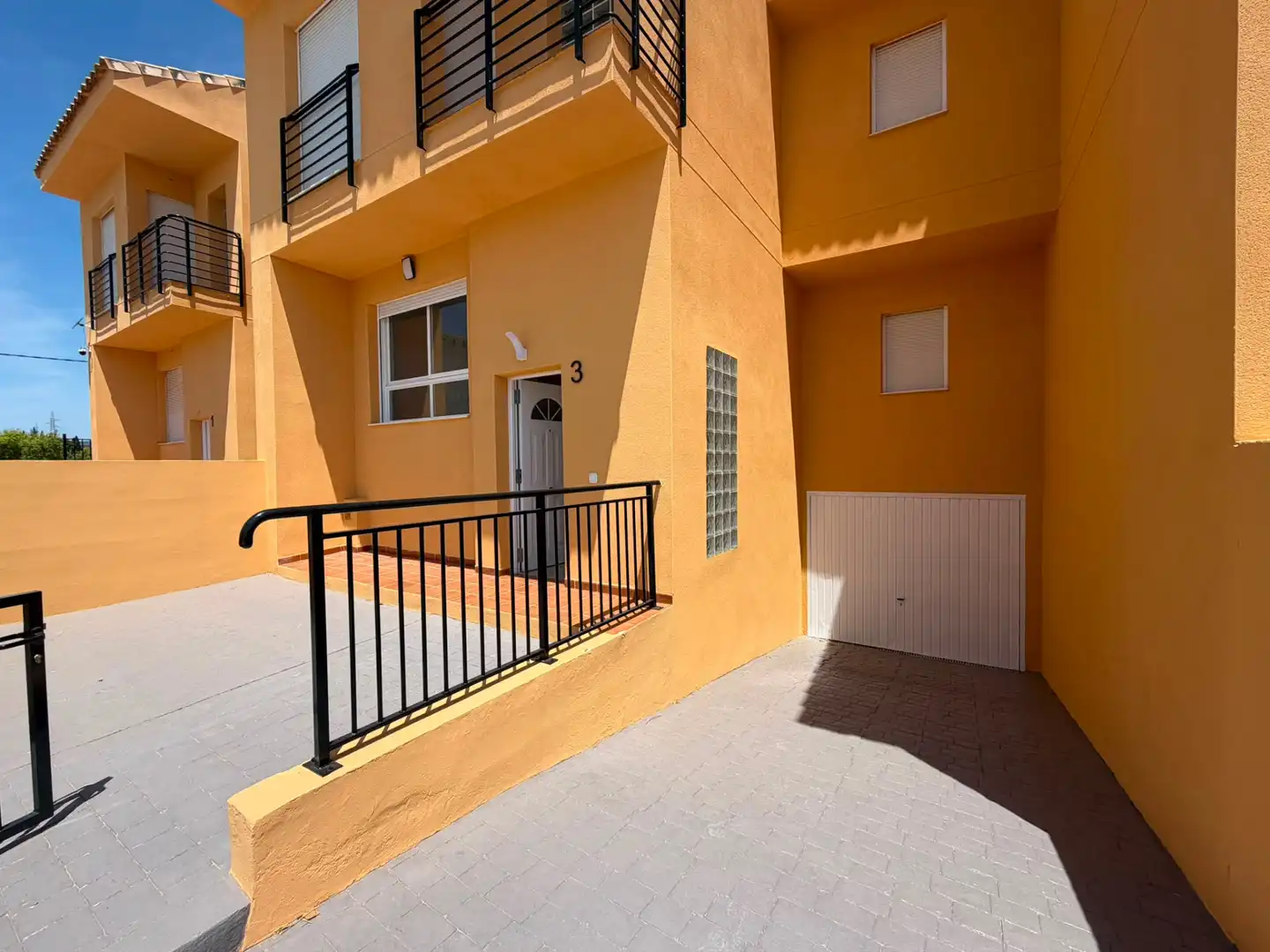 Vista exterior de Casa adosada en venda en Utiel amb Calefacció, Parquet i Terrassa