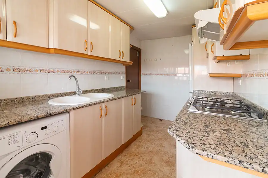 Cocina de Piso en venta en L'Hospitalet de Llobregat con Aire acondicionado, Terraza y Balcón