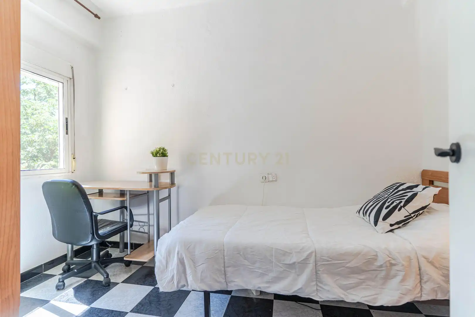 Bedroom of Flat for sale in Granada  with Air Conditioner and Balcony