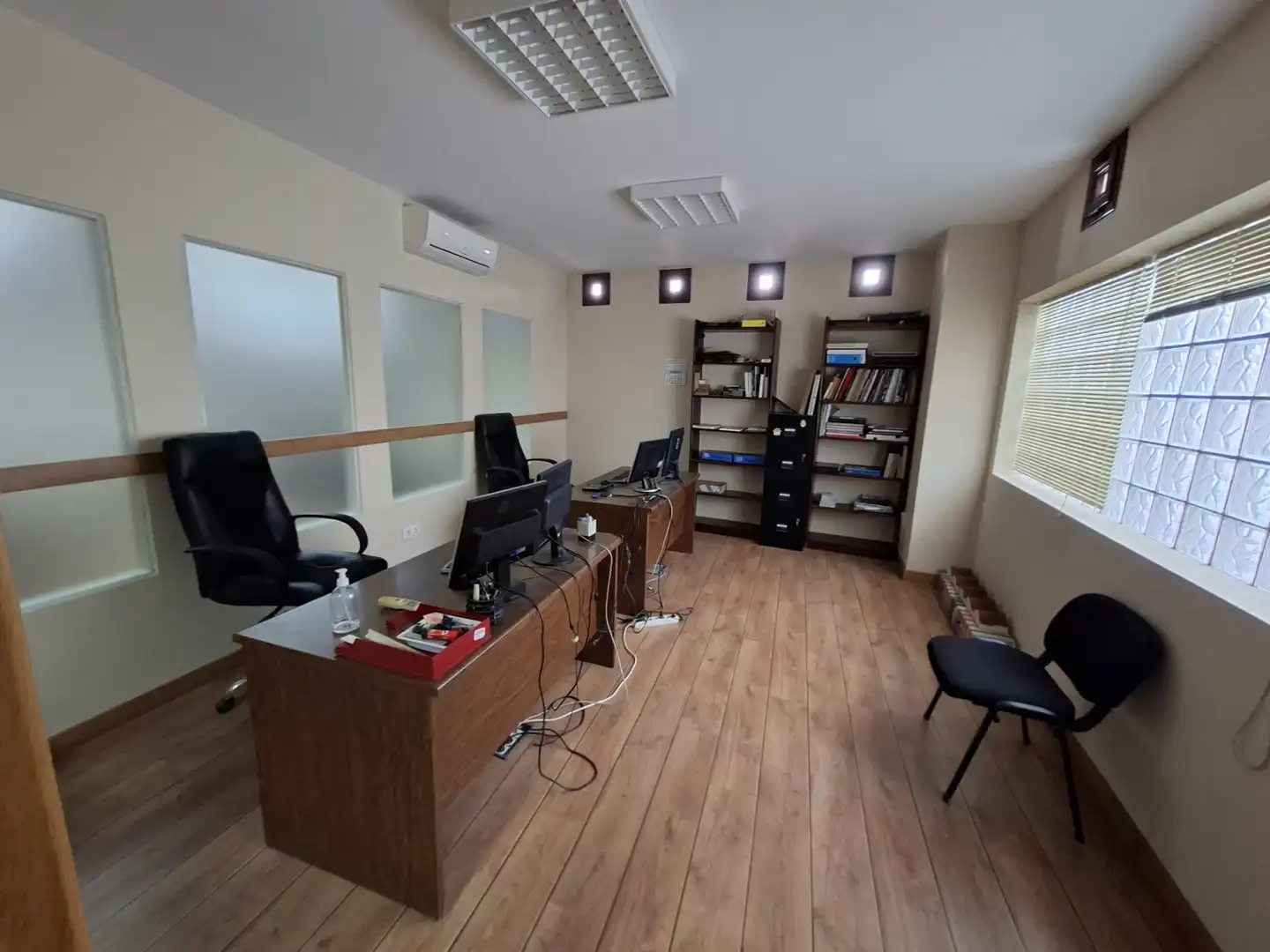 Büro zum Verkauf in Plasencia mit Klimaanlage und Heizung