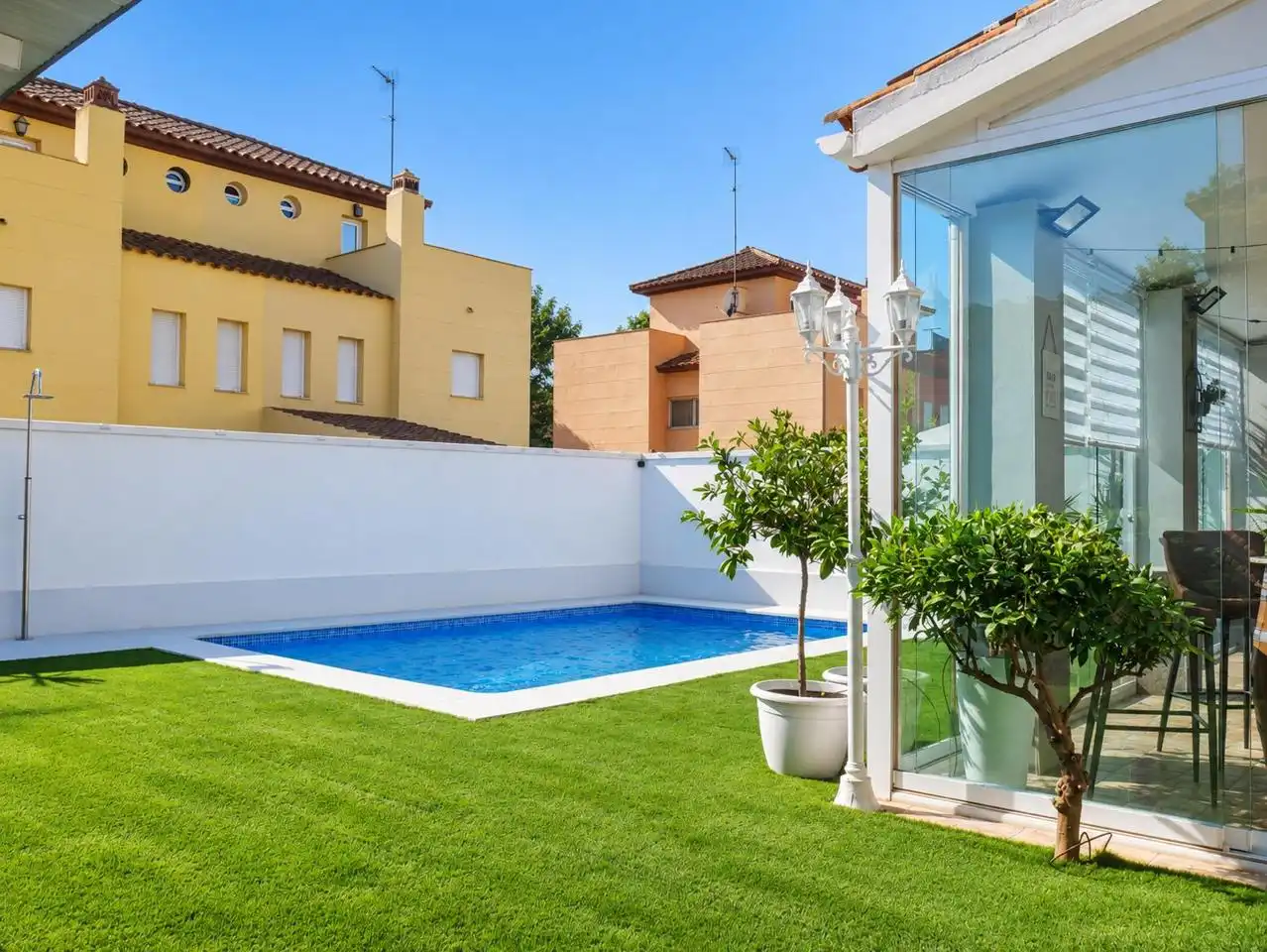 Piscina de Casa adosada en venda en Bormujos amb Aire condicionat, Jardí privat i Terrassa