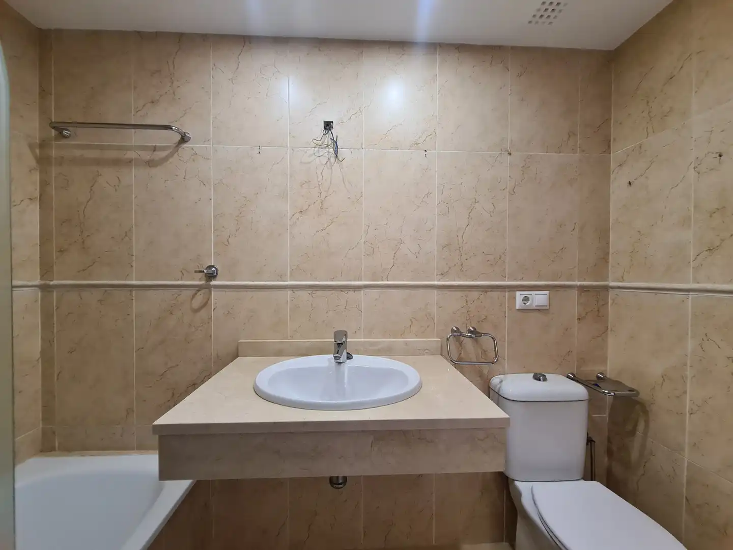 Baño de Casa adosada en venta en Manilva con Terraza, Jacuzzi y Internet