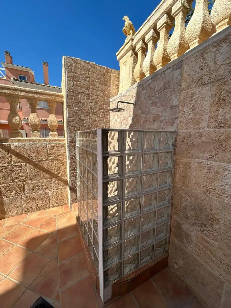 Badezimmer von Einfamilien-Reihenhaus zum Verkauf in Cullera mit Klimaanlage, Terrasse und Möbliert
