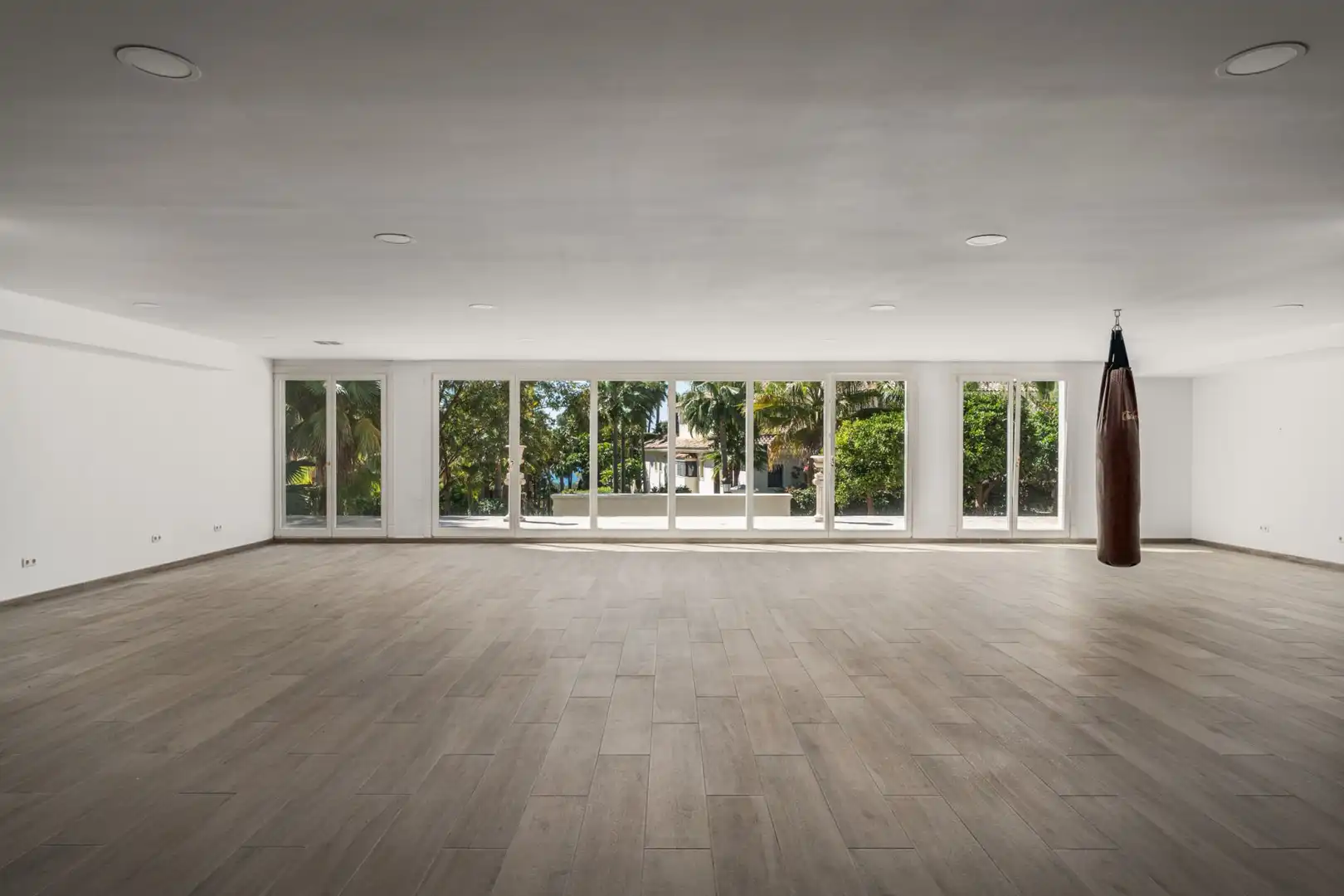 Sala de estar de Casa o chalet en venta en Marbella con Aire acondicionado, Calefacción y Jardín privado