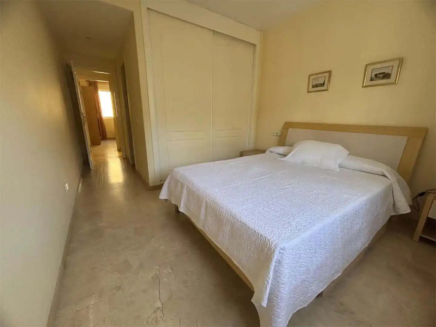 Schlafzimmer von Dachboden zur Miete in Estepona mit Klimaanlage und Balkon