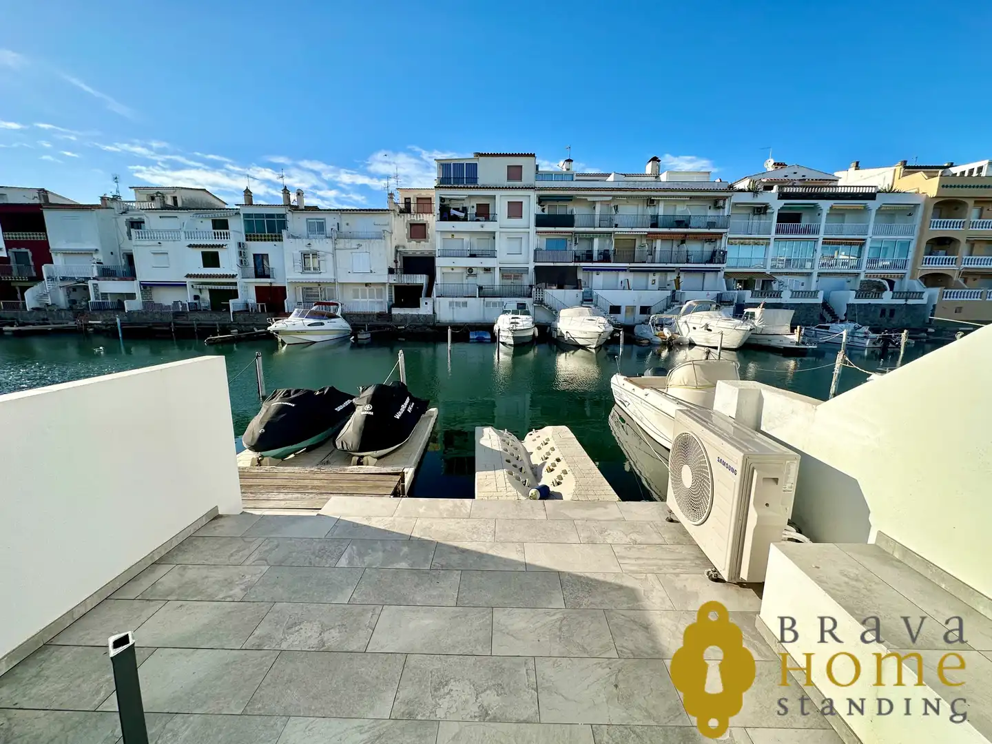 Vista exterior de Casa adosada en venda en Empuriabrava amb Aire condicionat, Calefacció i Terrassa