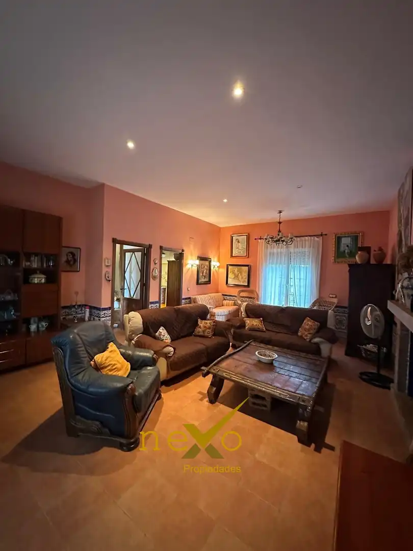 Sala d'estar de Finca rústica en venda en Las Navas de la Concepción amb Jardí privat, Piscina i Moblat