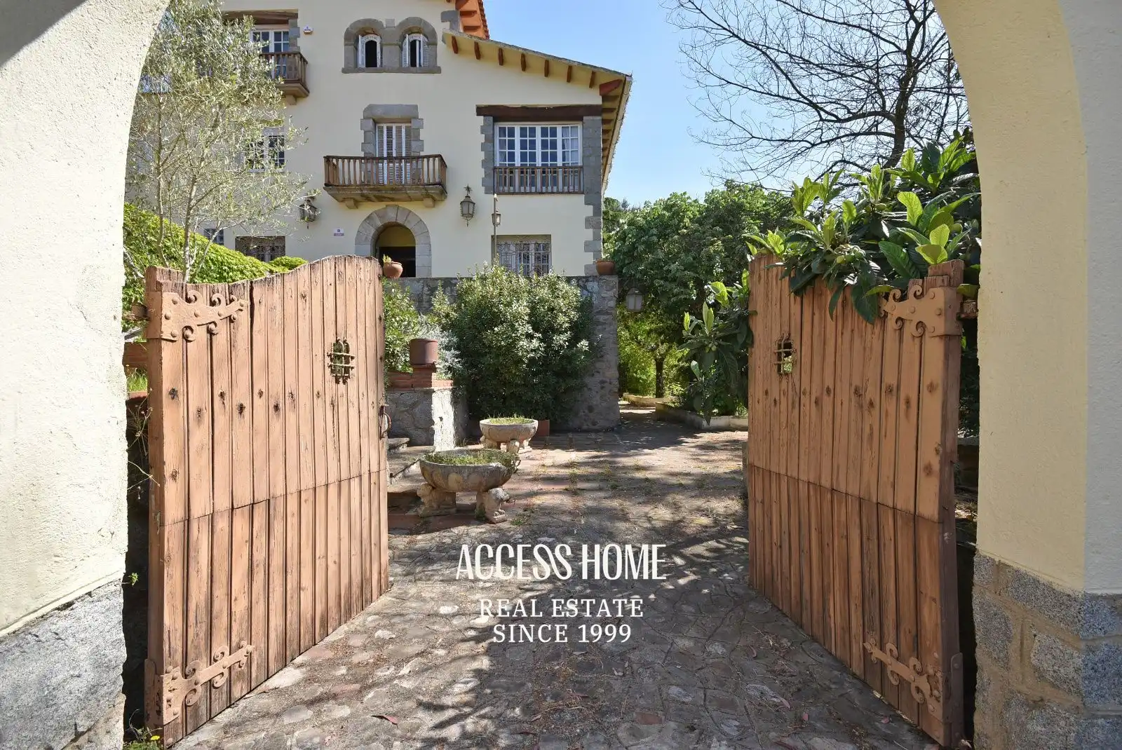 Vista exterior de Casa o xalet en venda en Montornès del Vallès amb Aire condicionat, Calefacció i Jardí privat