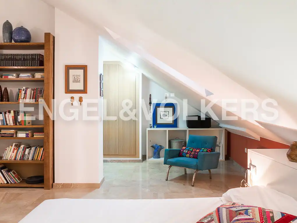 Schlafzimmer von Dachboden zur Miete in Valencia mit Heizung, Terrasse und Möbliert