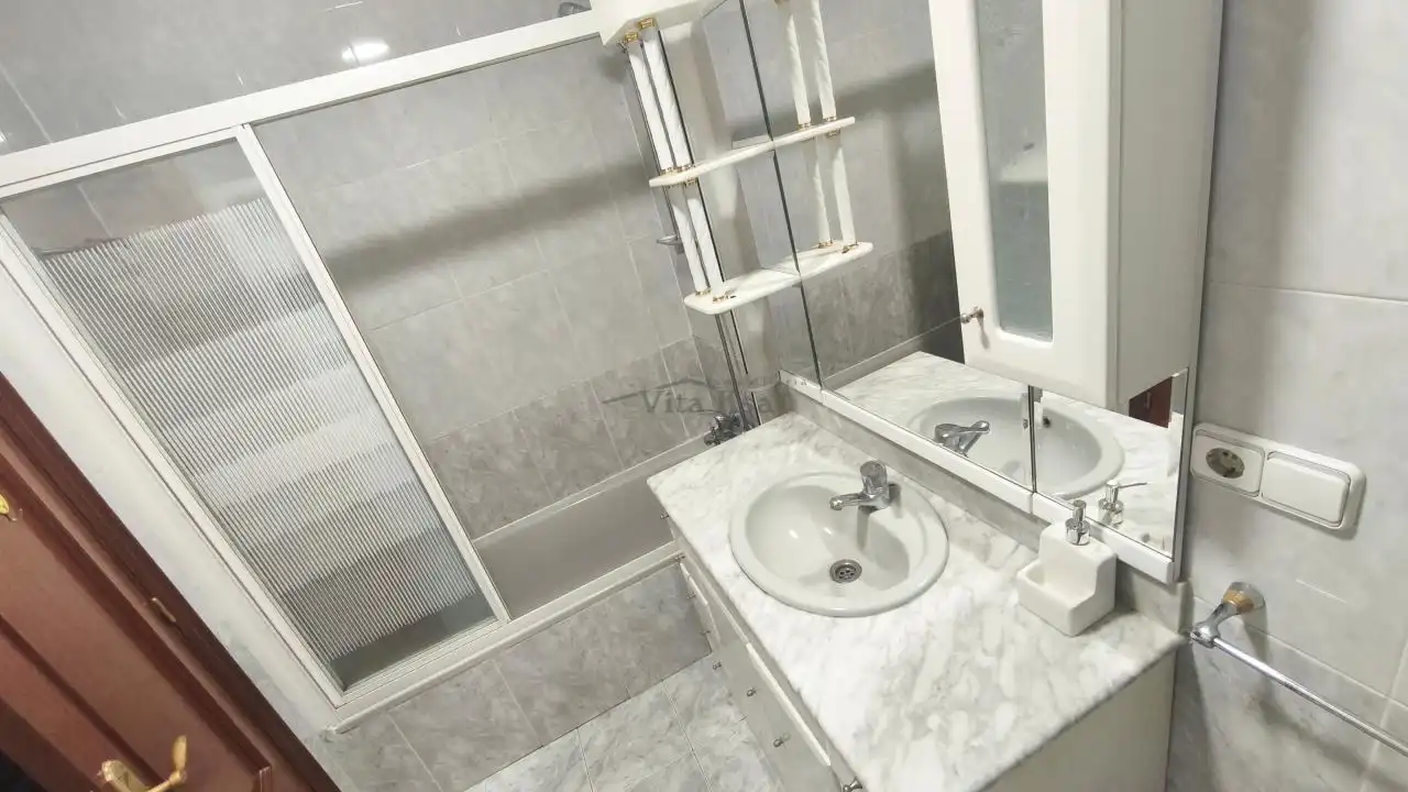 Baño de Dúplex de alquiler en Barbadás con Calefacción, Parquet y Amueblado