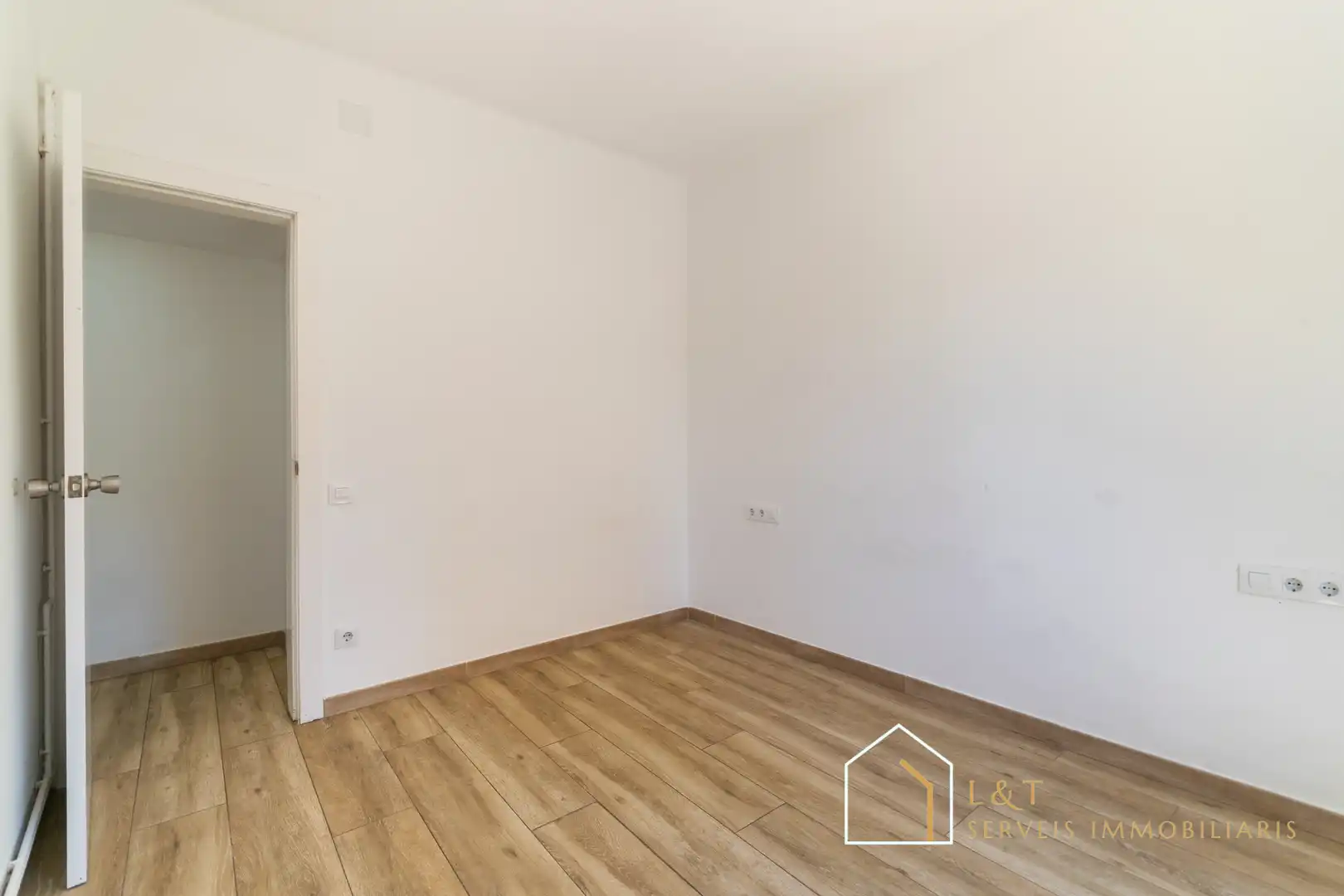 Piso en venta en Barcelona con Calefacción, Horno y Balcón