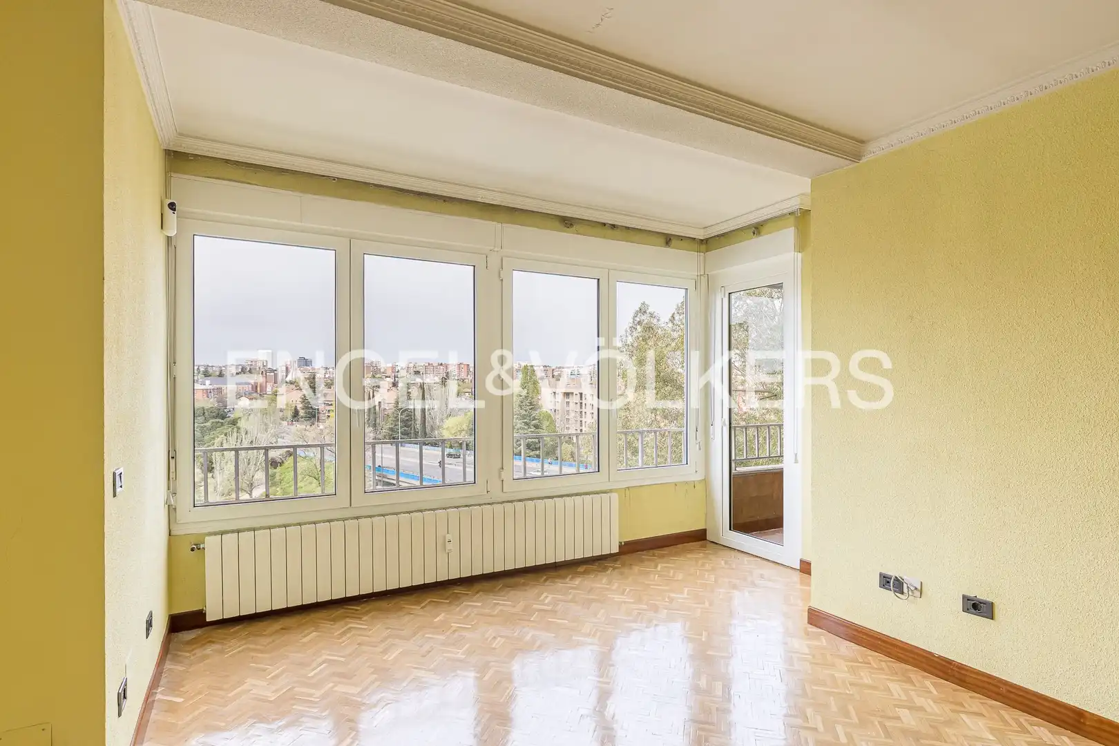 Vista exterior de Piso en venta en Madrid con Calefacción, Parquet y Terraza