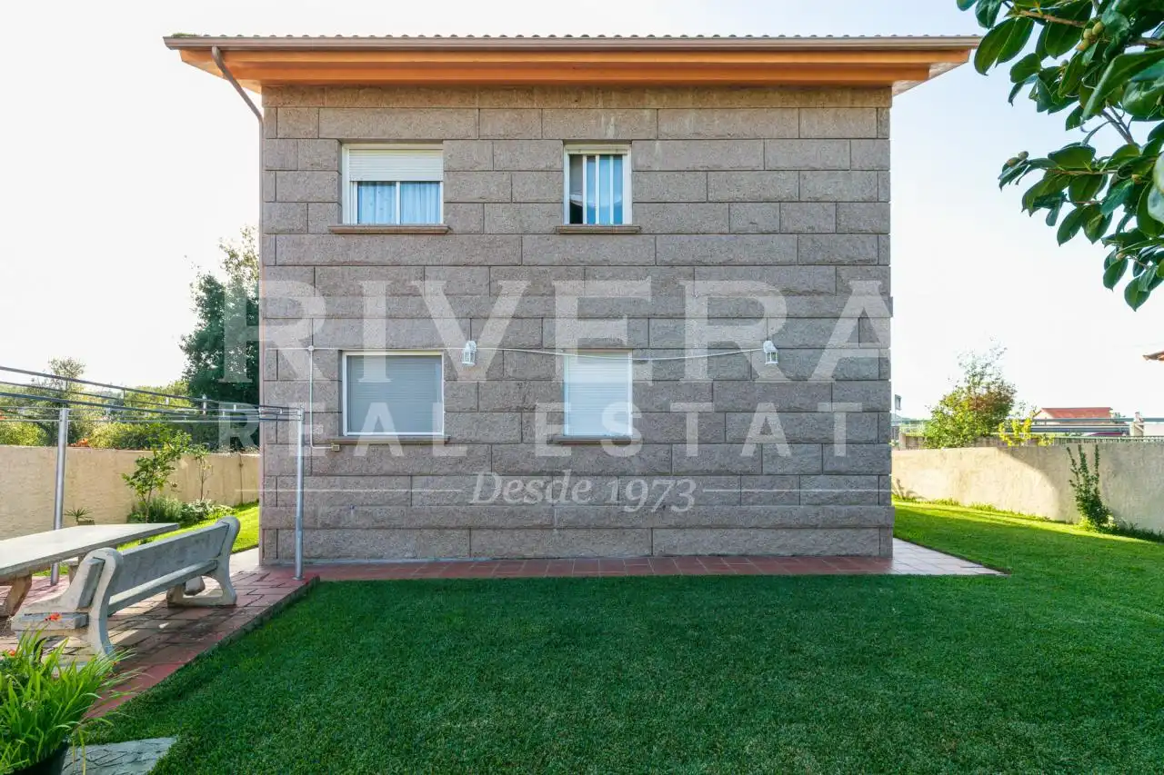 Vista exterior de Casa o chalet en venta en Vigo  con Calefacción, Jardín privado y Parquet