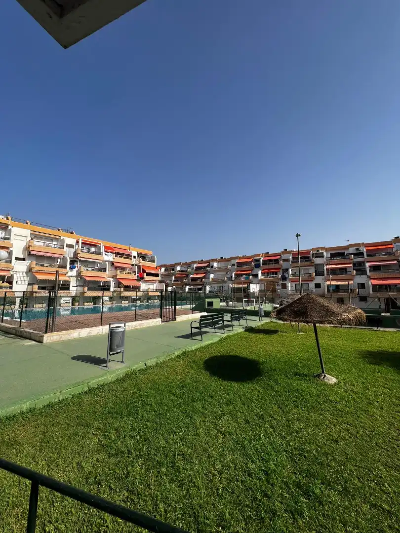 Vista exterior de Pis en venda en Almería amb Piscina comunitària