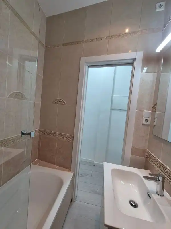 Badezimmer von Wohnung zur Miete in Madrid mit Klimaanlage, Heizung und Ofen