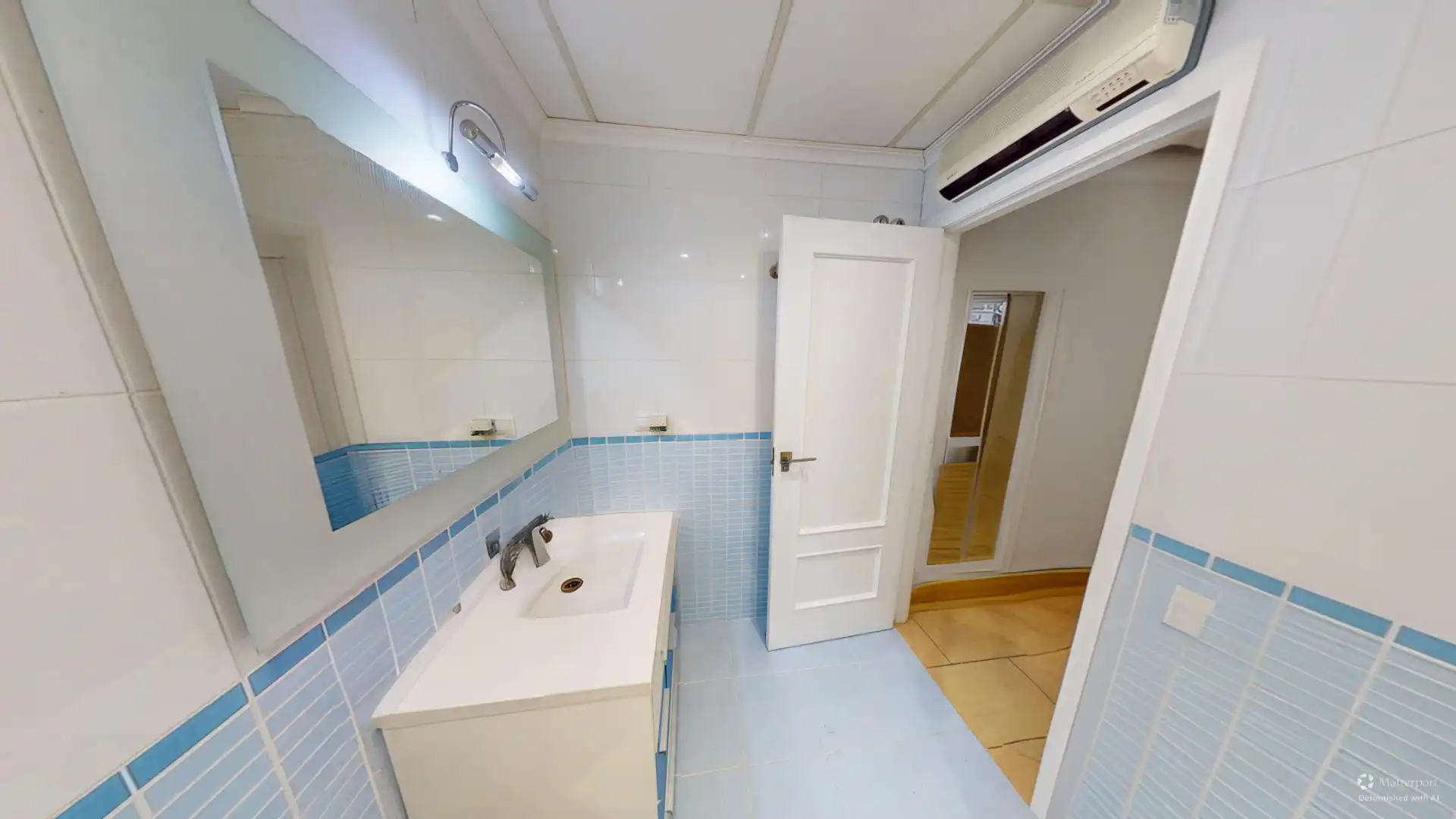 Badezimmer von Wohnung zum Verkauf in Alicante / Alacant mit Klimaanlage, Heizung und Parkett