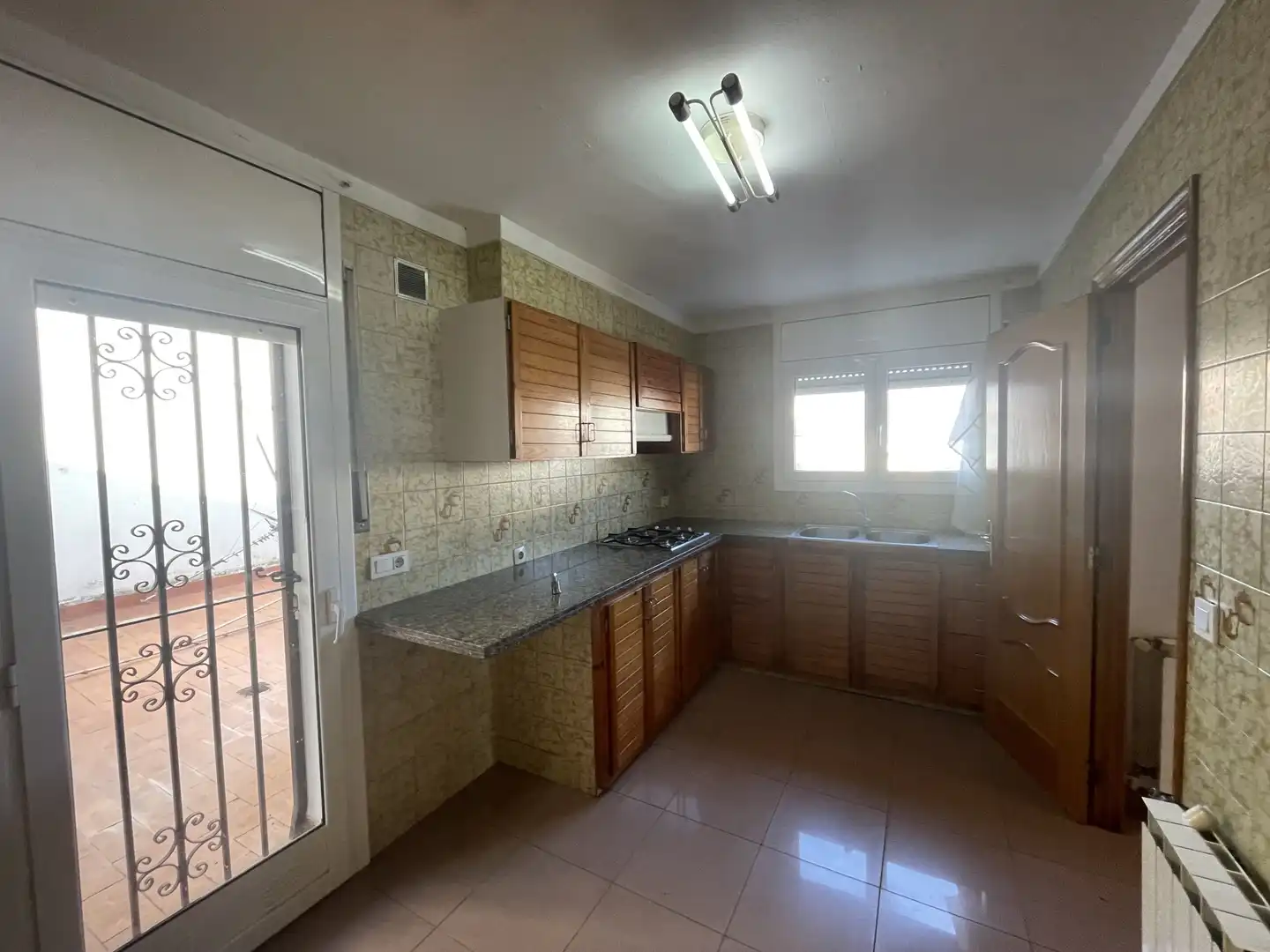 Cocina de Casa adosada en venta en Salt con Calefacción, Terraza y Trastero