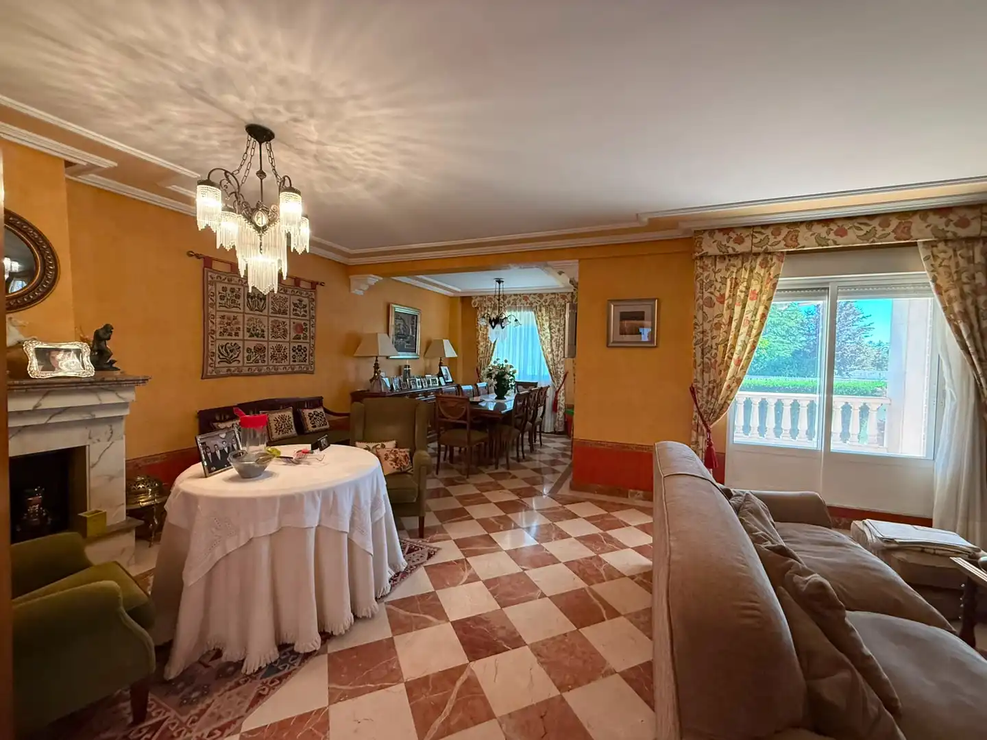 Esszimmer von Einfamilien-Reihenhaus zum Verkauf in Santa Marta de Tormes mit Klimaanlage, Heizung und Privatgarten