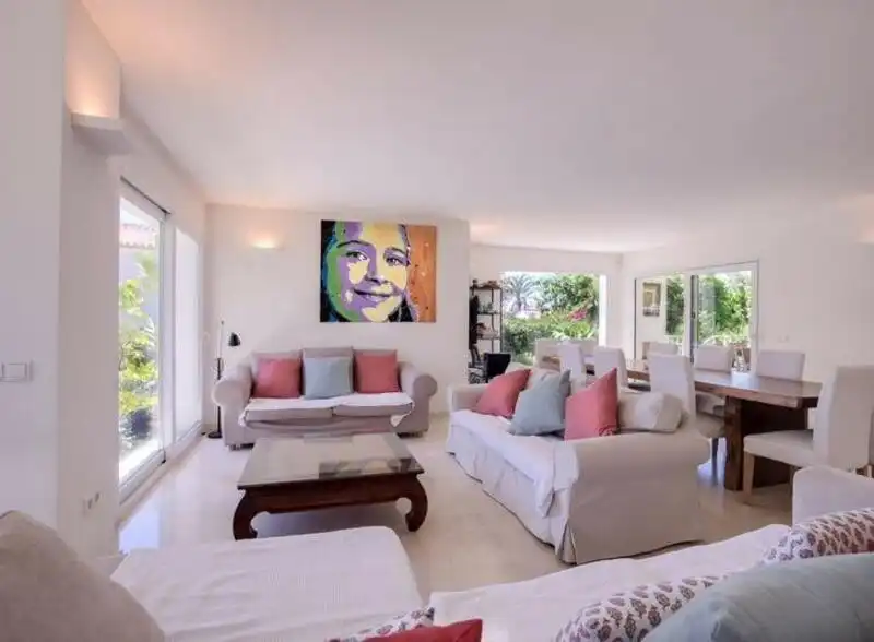Sala d'estar de Casa o xalet de lloguer en Marbella amb Aire condicionat, Calefacció i Jardí privat