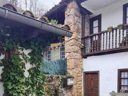 Vista exterior de Finca rústica en venda en Cabuérniga amb Balcó