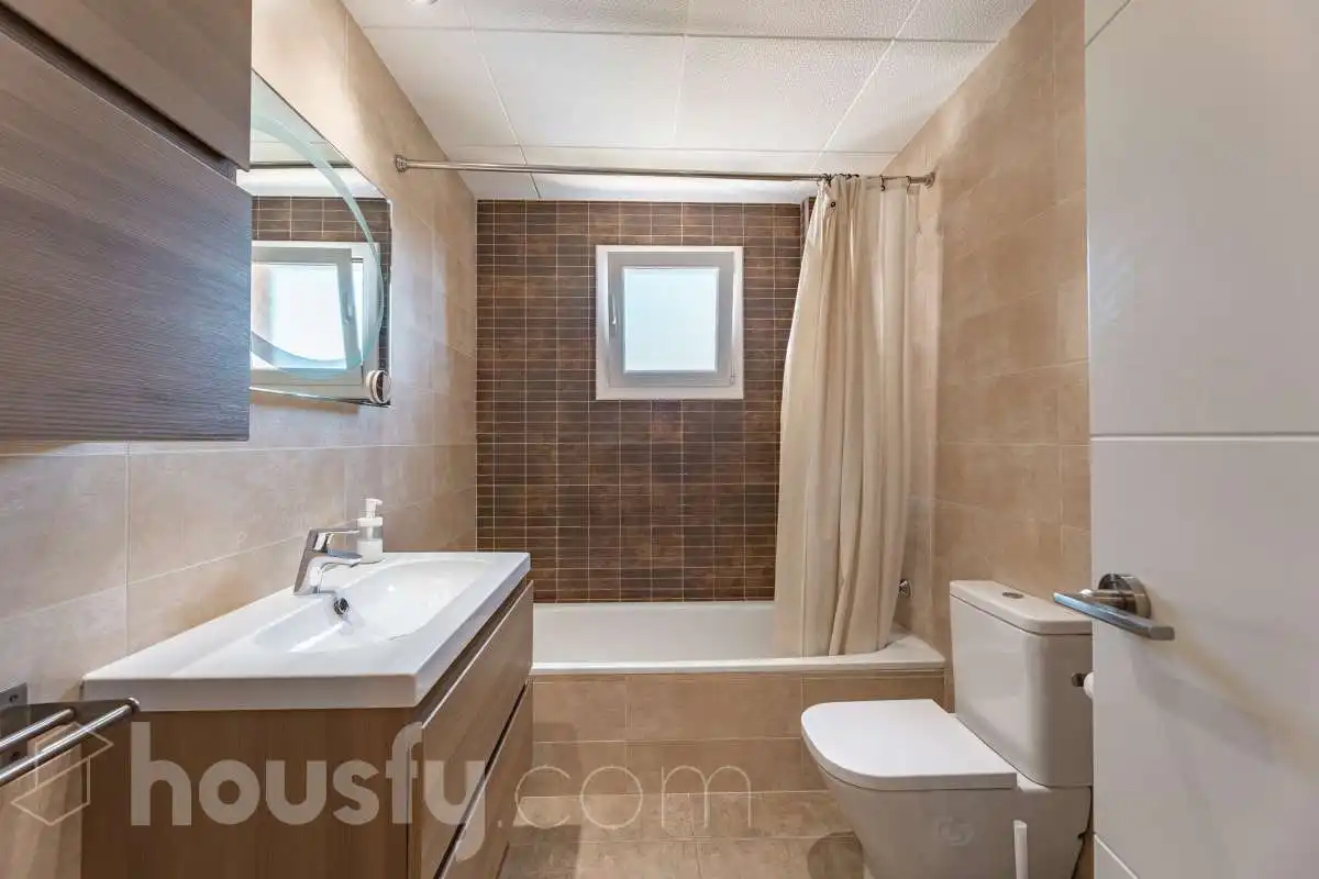 Badezimmer von Wohnung zum Verkauf in Castelldefels mit Klimaanlage, Heizung und Balkon