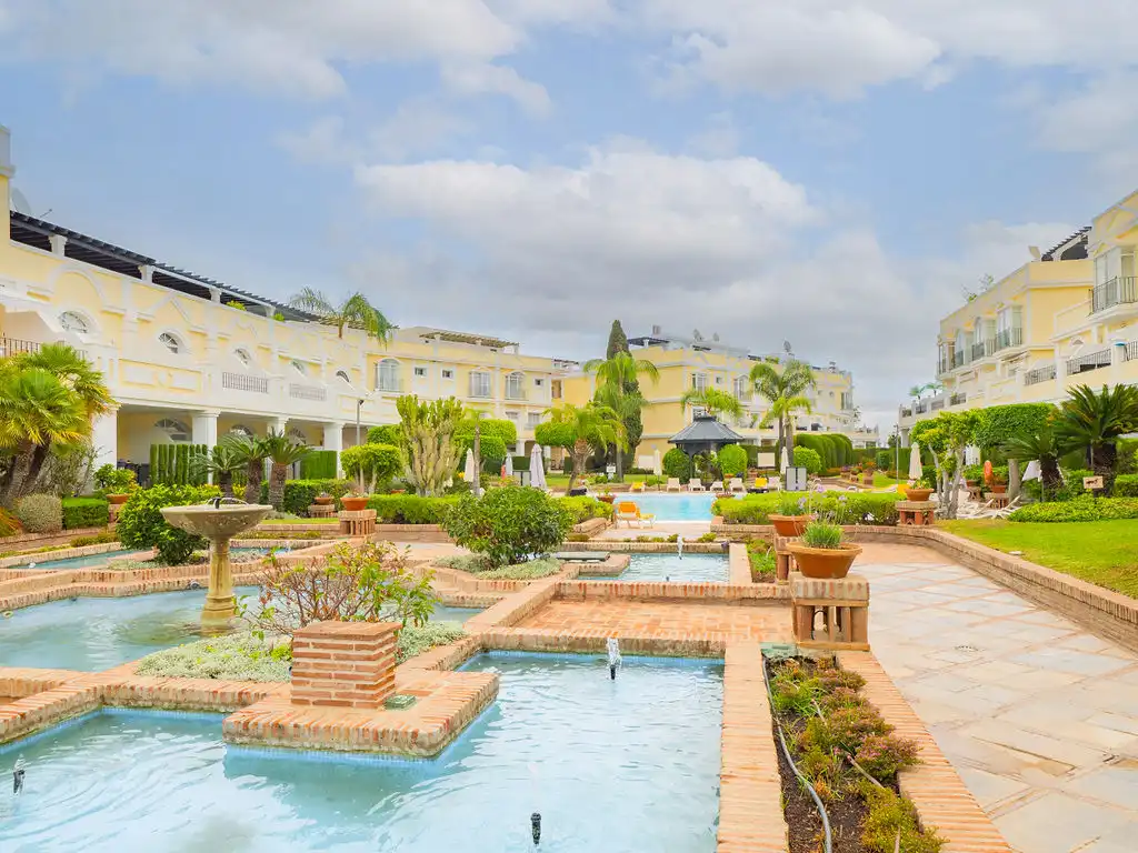 Vista exterior de Dúplex en venta en Marbella con Piscina