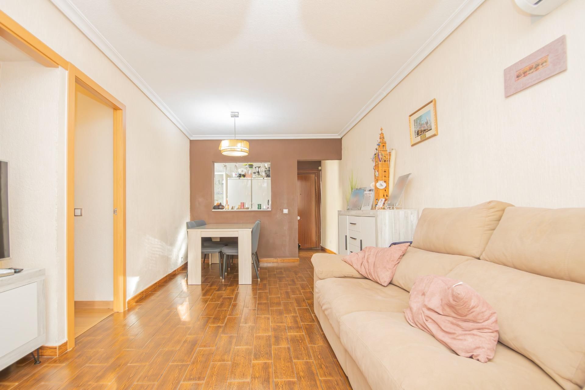 Dormitori de Pis en venda en  Sevilla Capital amb Aire condicionat i Balcó