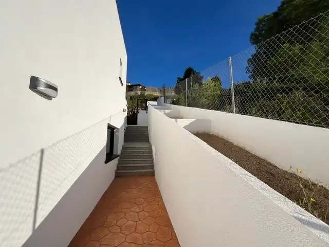 Vista exterior de Casa o xalet en venda en Calafell amb Aire condicionat, Calefacció i Jardí privat