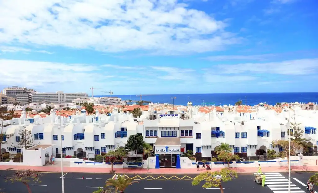 Vista exterior de Apartamento en venta en Adeje con Terraza, Amueblado y Piscina comunitaria