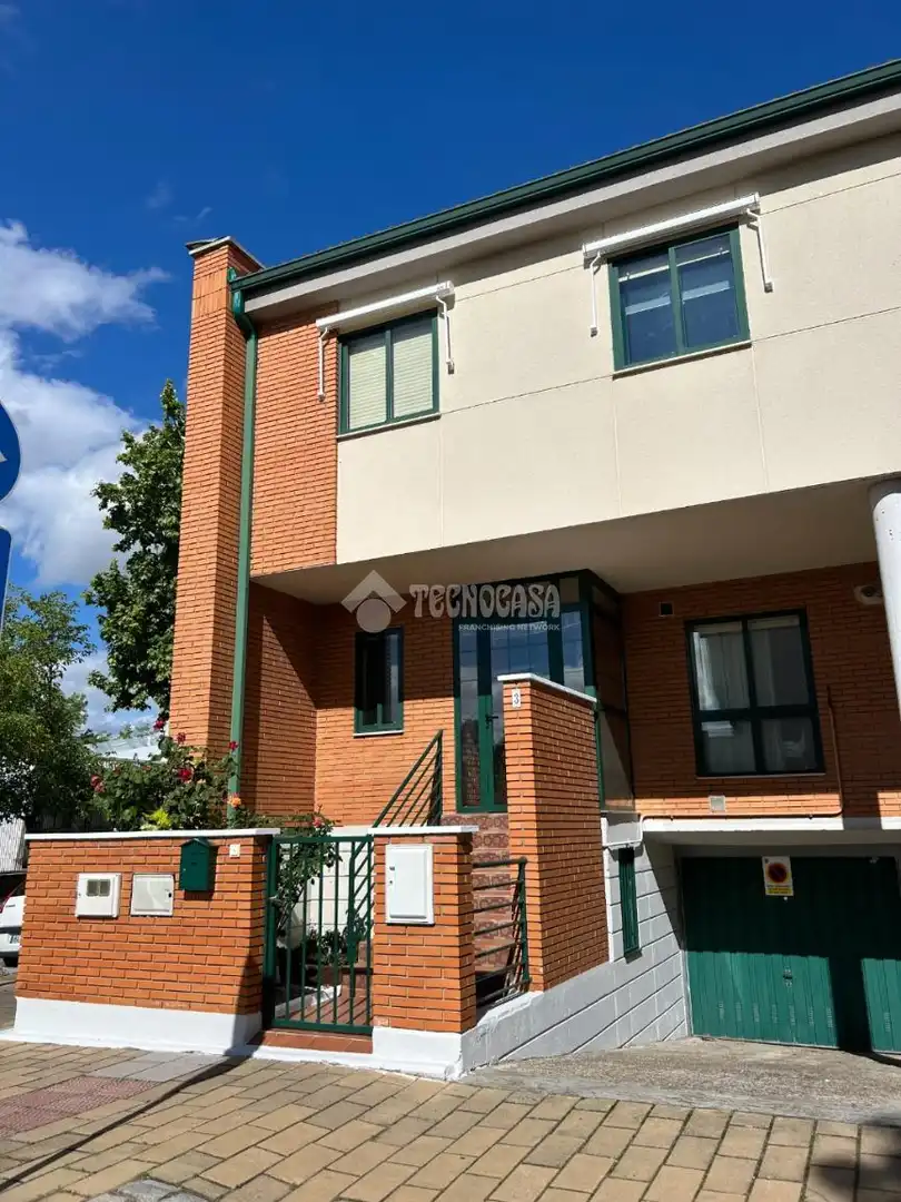 Vista exterior de Casa adosada en venda en Valladolid amb Calefacció i Jardí privat