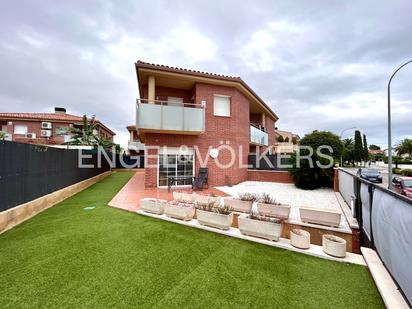 Vista exterior de Casa adosada en venda en Cambrils amb Aire condicionat, Calefacció i Jardí privat